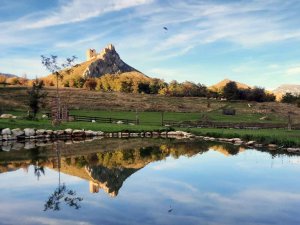 cetatea trascaului cu lac si parapanta