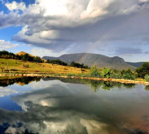 curcubeu peste piatra secuiului vedere din camping musai