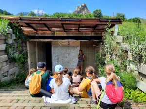 intrare la grupul sanitar sub pamant camping coltesti