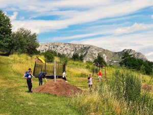 trambulina si tiroliana pentru copii camping coltesti