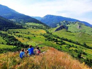 vedere catre camping de pe dealul cu cocoasa coltesti
