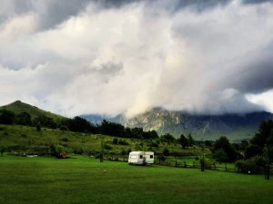 vedere catre piatra secuiului de la zona de campare musai coltesti rametea