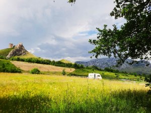 vedere de la zona bucatarie catre camping